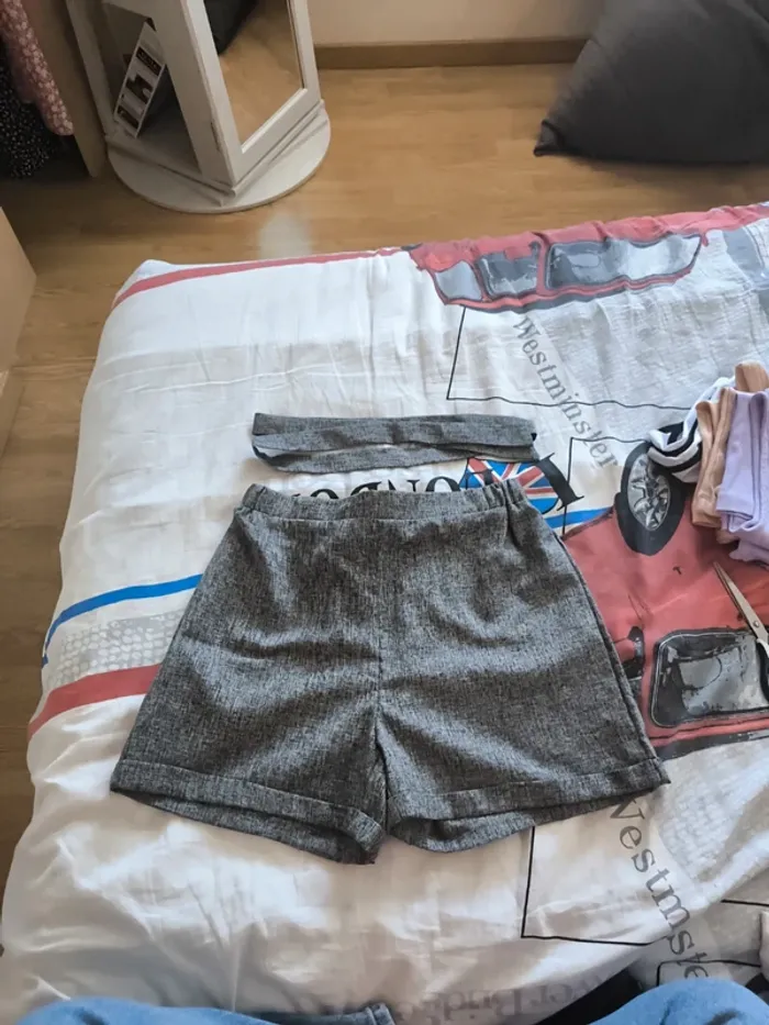 Short gris avec lacet