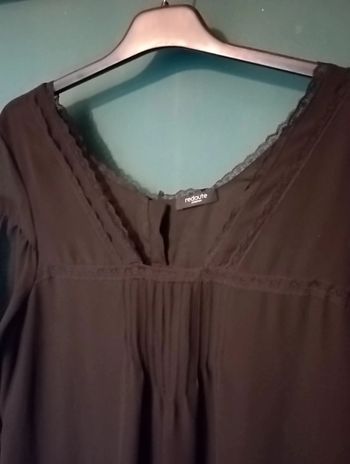 Robe chic en voile noir bordé dentelle