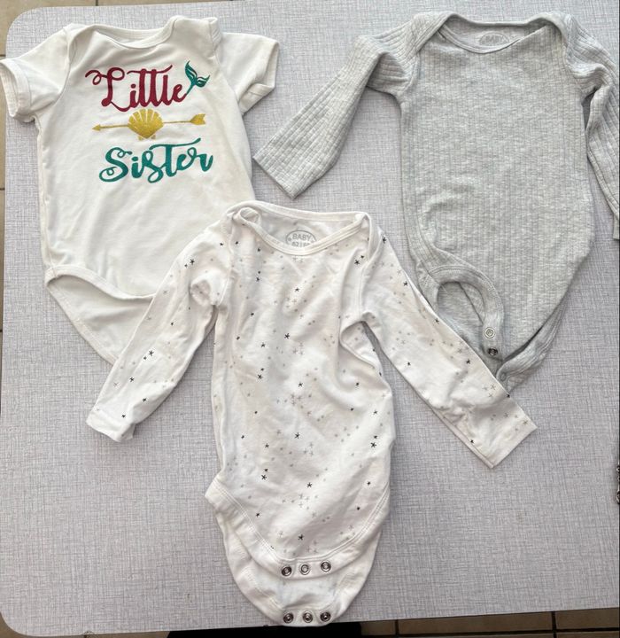 Jolie poupée réaliste Reborn qui pleure et dit Papa, Maman comme neuf avec vêtements et accessoires - photo numéro 3