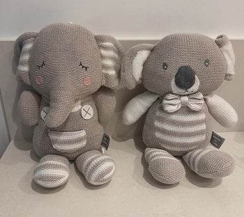 Lot de 2 peluches tricotées Theodore l’Éléphant & Kevin le Koala