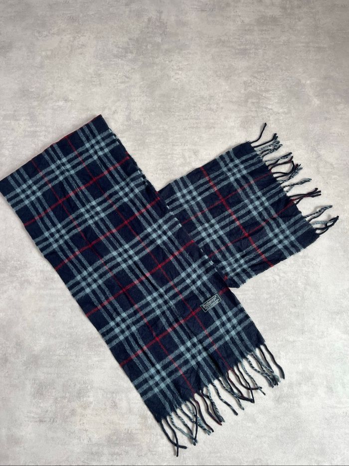Écharpe Burberry bleu marine à rayures rouge - photo numéro 3