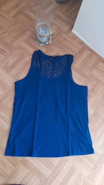 Débardeur dentelle.