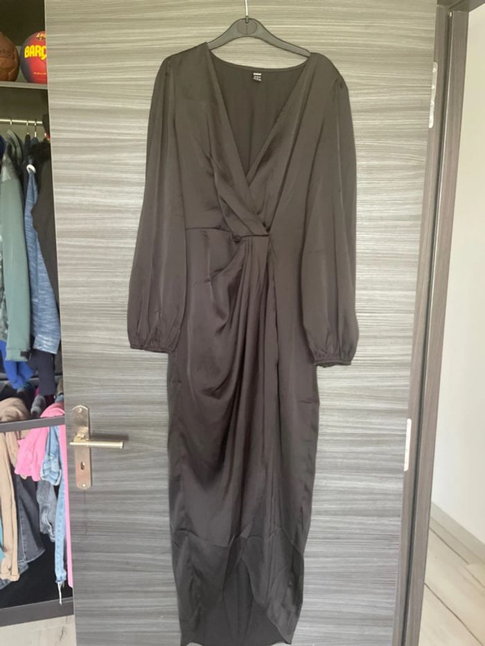 Longue robe noire satiné