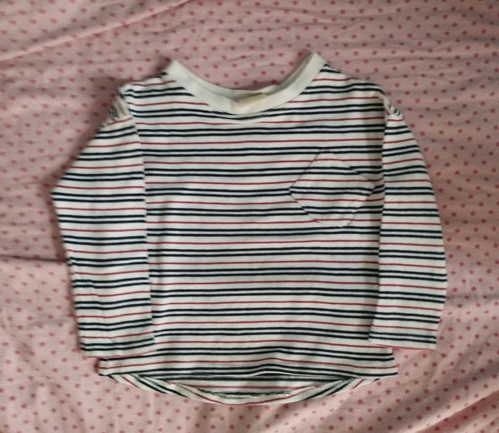 Pull a rayures noires et rouges avec une petite poche devant