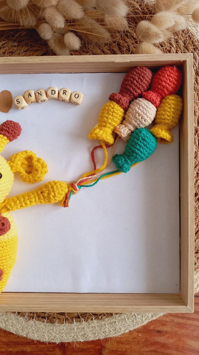 Cadre 3d déco petite girafe 🦒 et ses ballons en crochet 🎈 - photo numéro 3