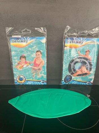 Lot de 2 bouées et un ballon gonflable