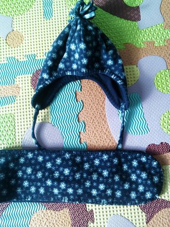 Lot bonnet et écharpe polaire bleu à flocons blancs en 3-6 mois