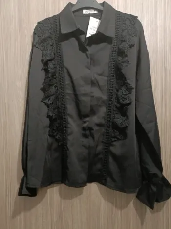 Chemise noir satiné a dentelles