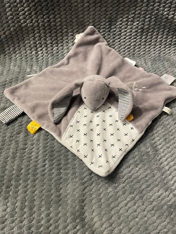 Doudou plat lapin gris blanc Gaby Timeless croix nuage Noukie's Noukies