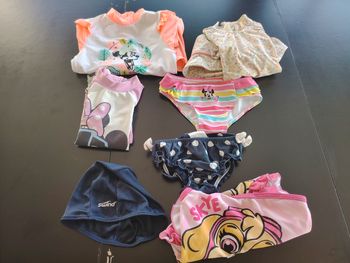 Lot de maillots différentes tailles et 1 bonnet
