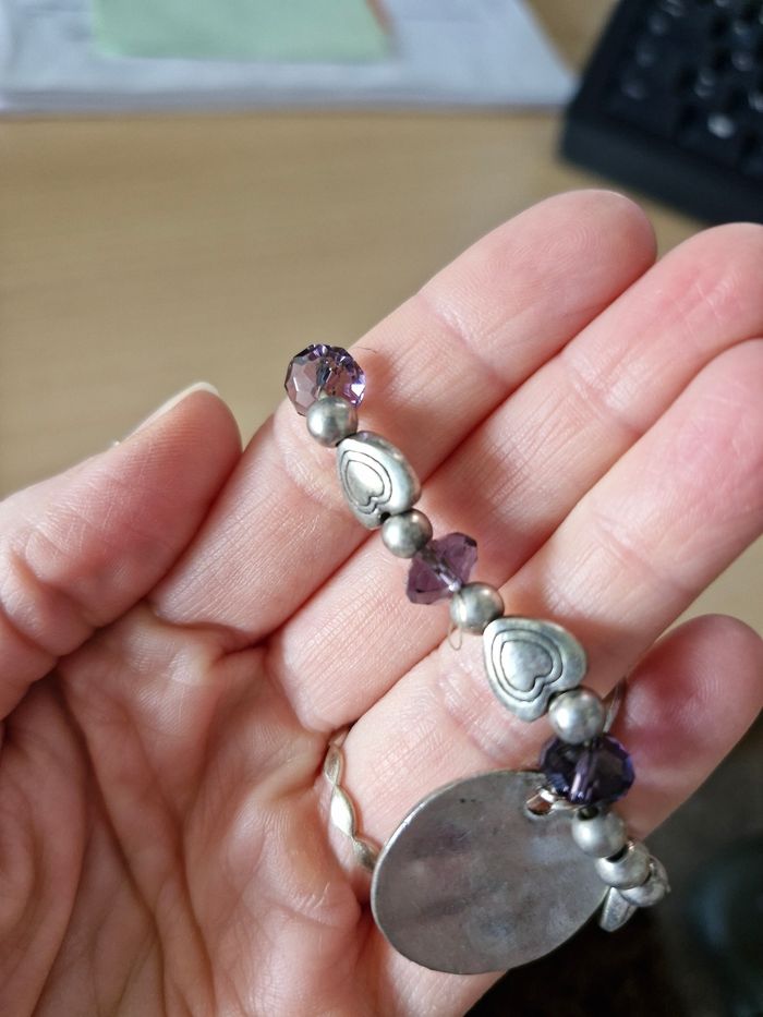 Bracelet fantaisie métal et plastique avec breloques 9 - photo numéro 6