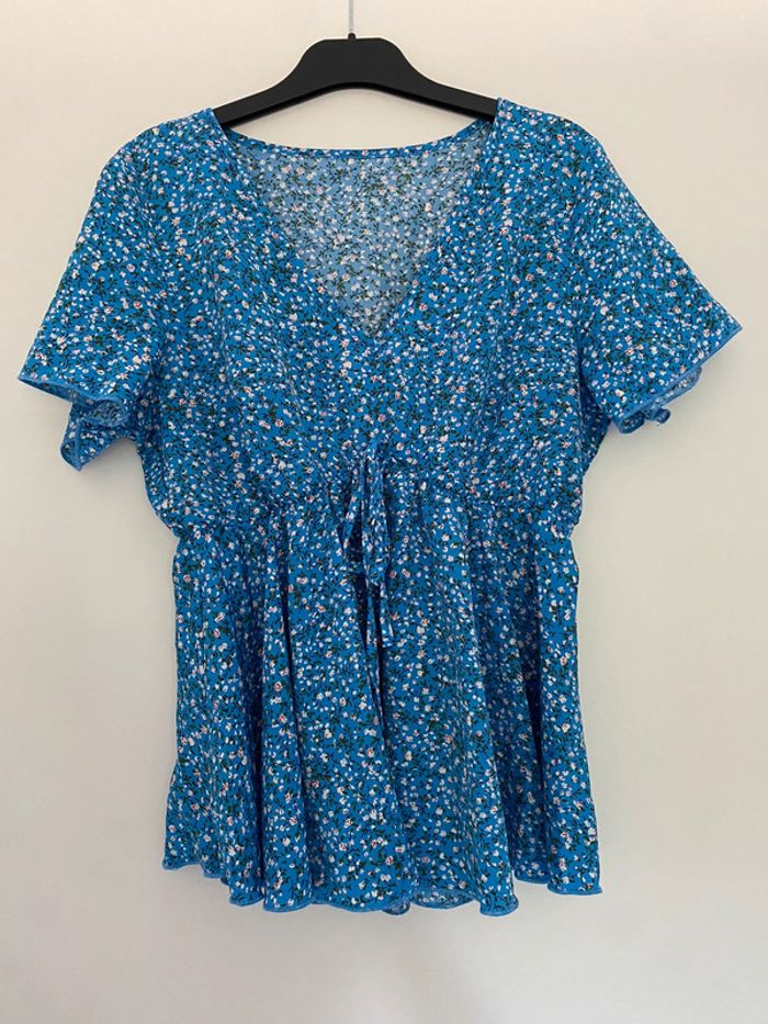 Blouse bleue fleurie manches courtes