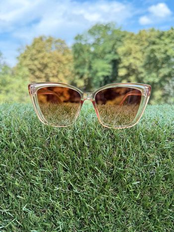 Paire de lunettes de soleil