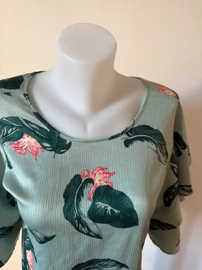T- shirt en très bon état vert taille M vero moda - photo numéro 3