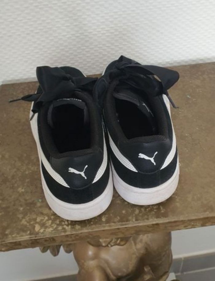Taille.37Basket en suédine Noir/et cuir Blanc avec ruban en satin noir (4 passants)
Modèle Smash v2 Ribbon junior
marque PUMA
Pour femme ou fille
Taille.37 - photo numéro 3