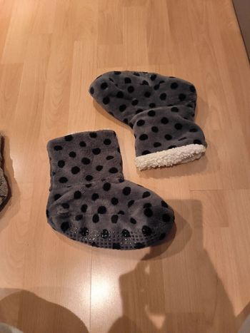Pantoufles antidérapantes grises à pois noirs pointure 37-38