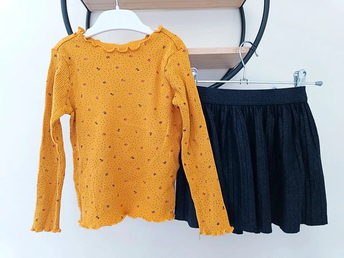 4 ans ensemble teeshirt et jupe ( marques diverses)