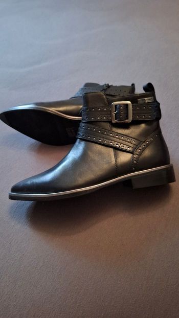 Bottines en cuir à bout pointu noires, neuves 