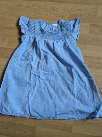 Robe d'été bleue brodée