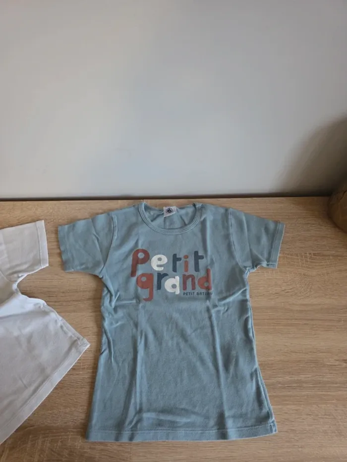 2 maillots de corps Petit Bateau 5 ans - photo numéro 2