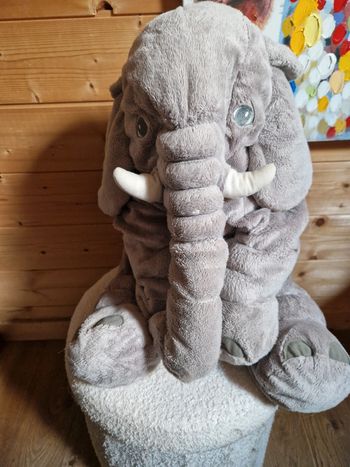 Très belle peluche éléphant toute moelleuse.