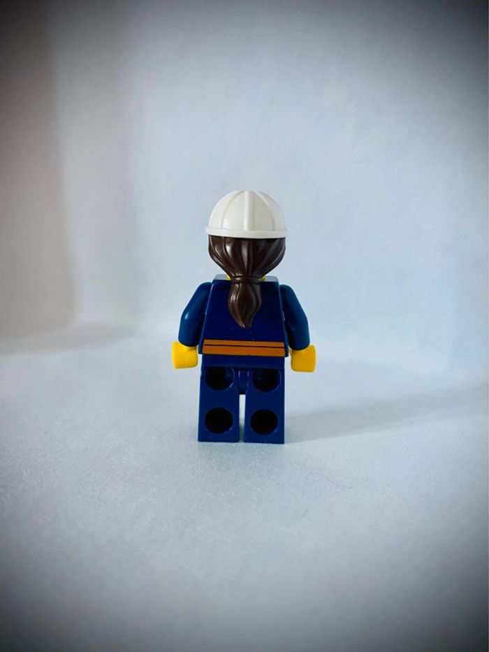 Minifigurine LEGO City - Technicienne CTY1060 - Très bon état - photo numéro 3