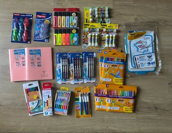 Lot fournitures scolaire NEUFS