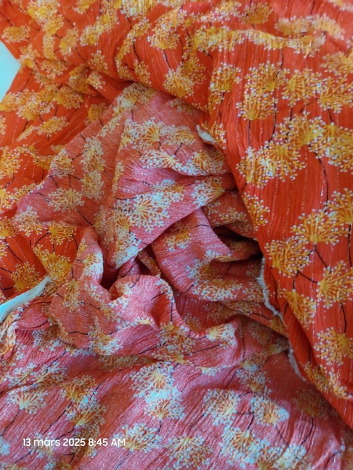 Coupon de 250 x 125 cm -Tissu crêpe viscose fil lurex fond orange avec fleurs jaune d'or et blanc– M - photo numéro 3
