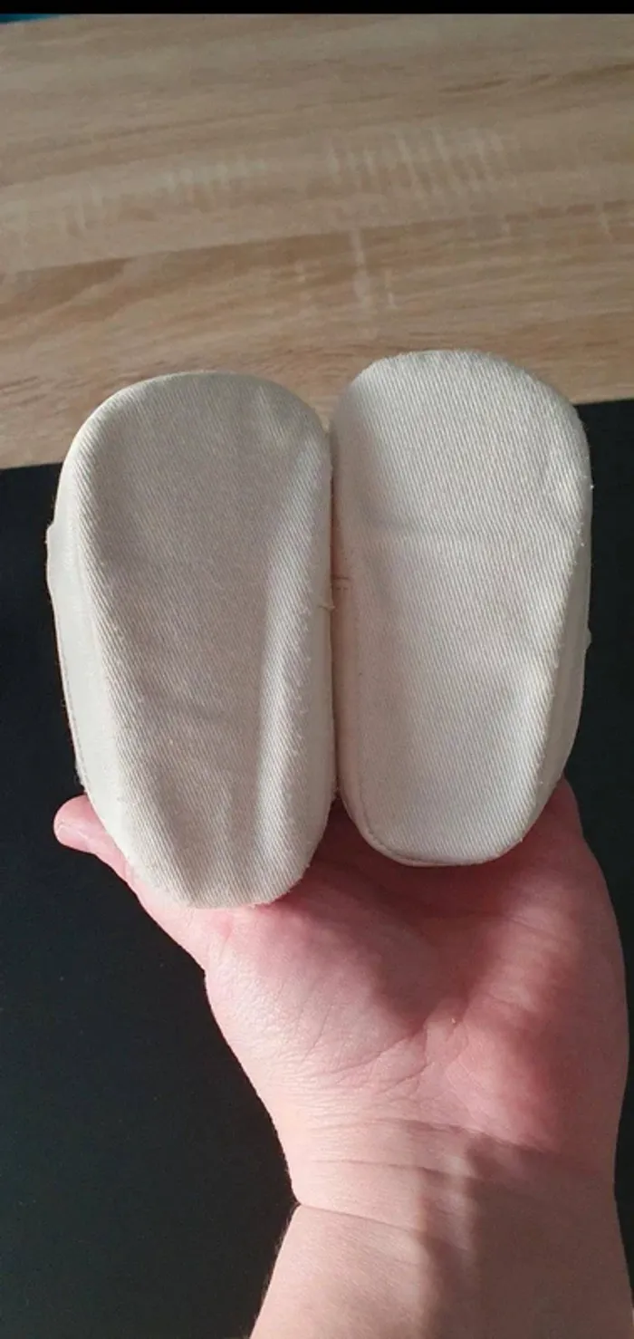 Lot de 2 paires de chaussons et 1 paire chaussure 3-6 mois - photo numéro 8