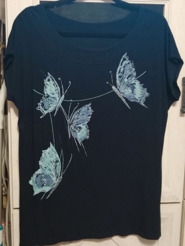 Tee shirt avec papillons - photo numéro 2