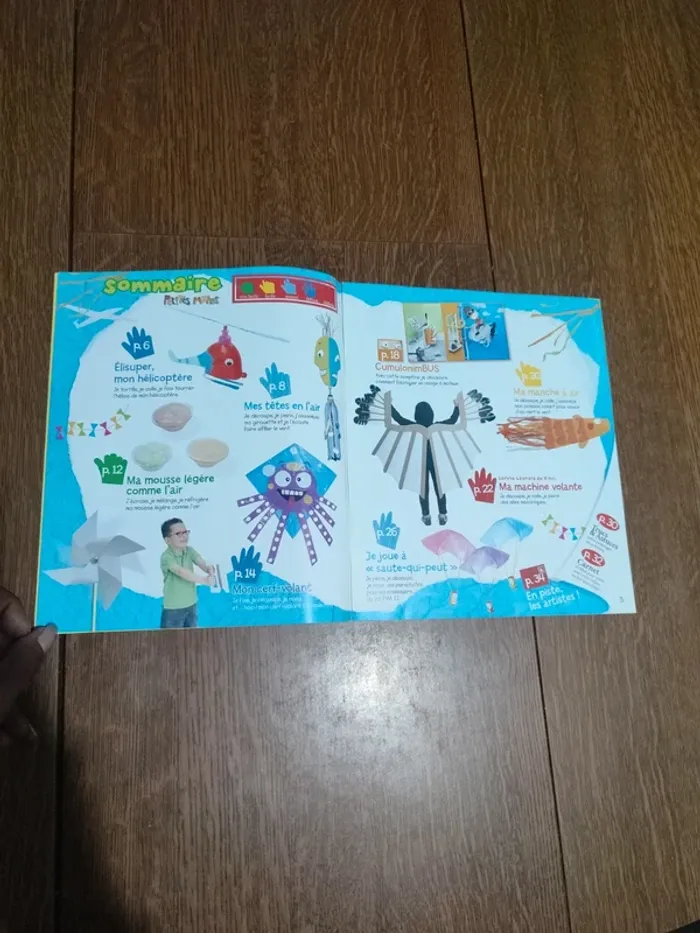 Livre petite main tous en l'air - photo numéro 3
