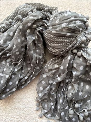 Écharpe légère grise à pois 