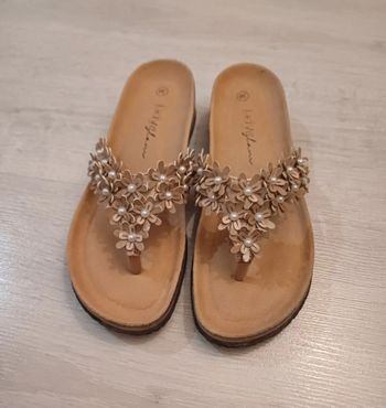 Sandales d'été légèrement compensées 