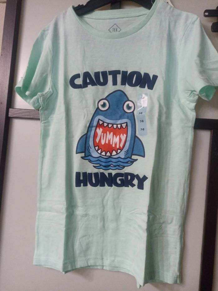 T-shirt requin 7 8 ans