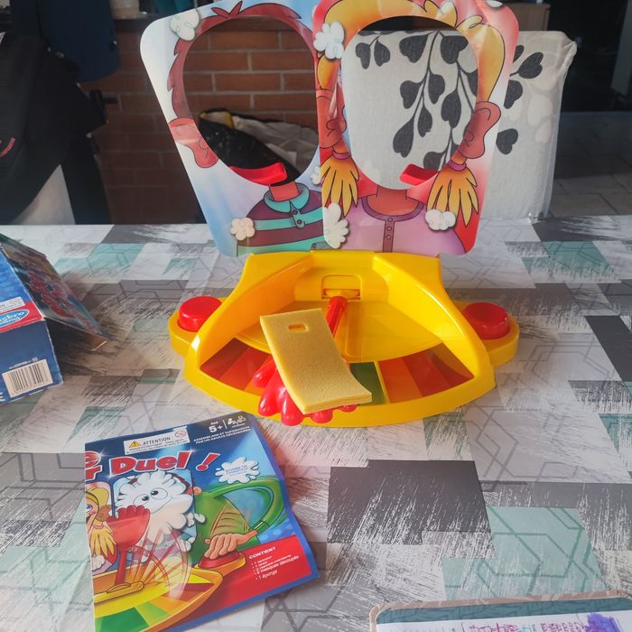 Pie face super duel hasbro relevé le défi sois le plus rapide pour entarter ton voisin. Quasi neuf - photo numéro 2