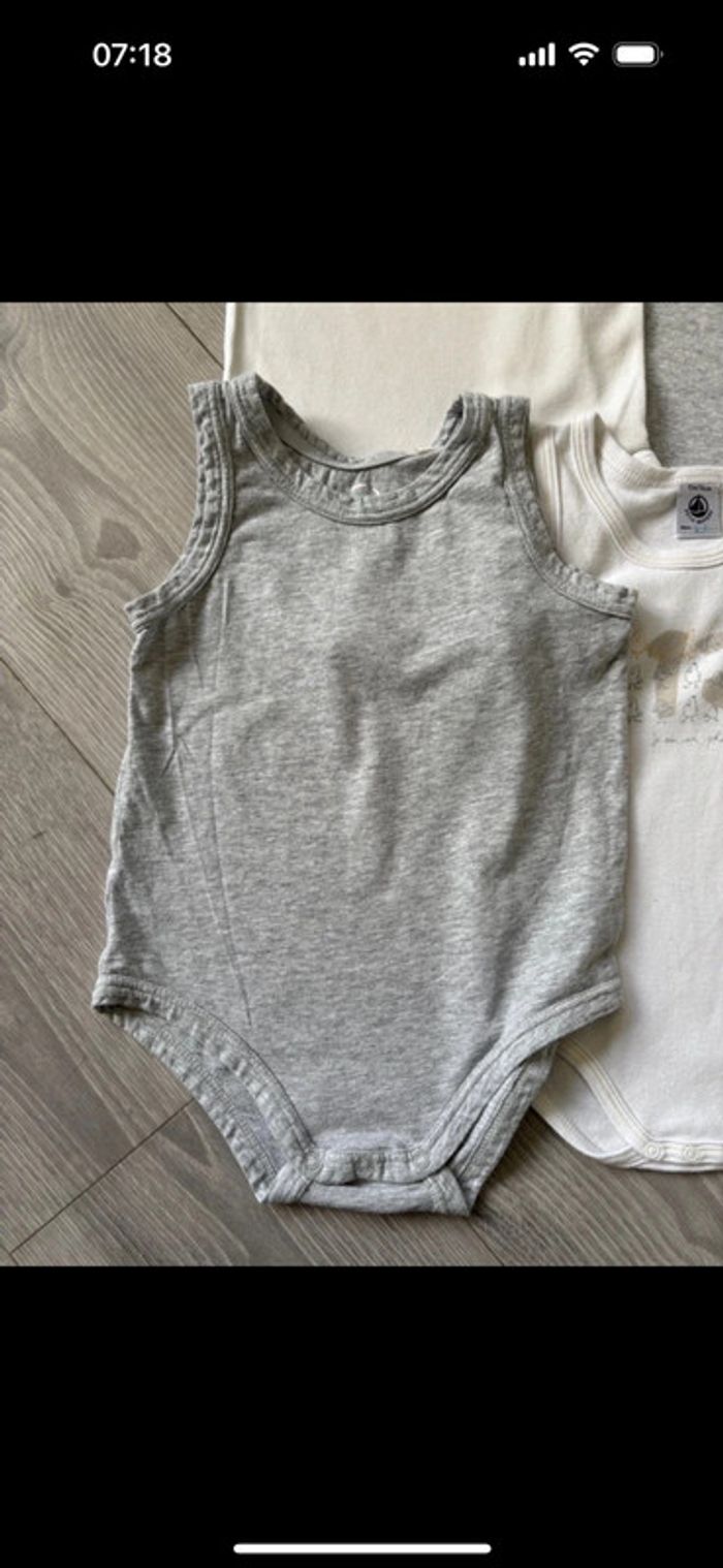 Lot de 4 bodies taille 12 mois - photo numéro 2