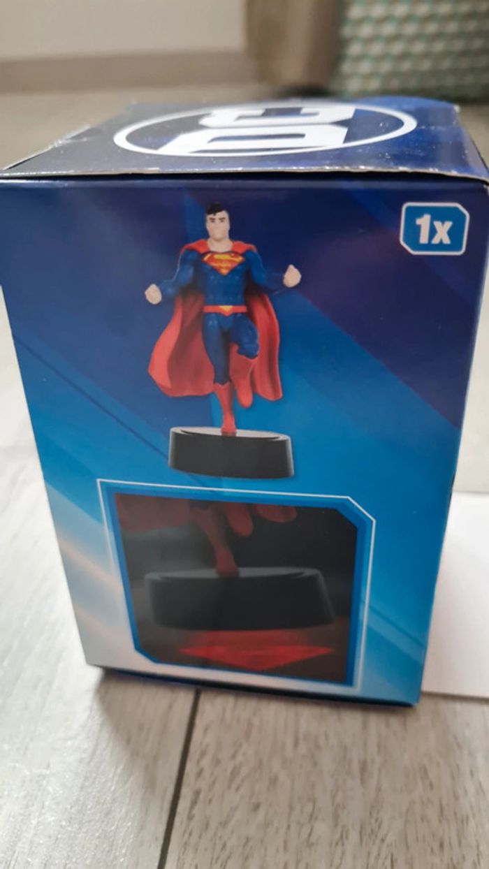 Figurine Superman lumineuse - photo numéro 4