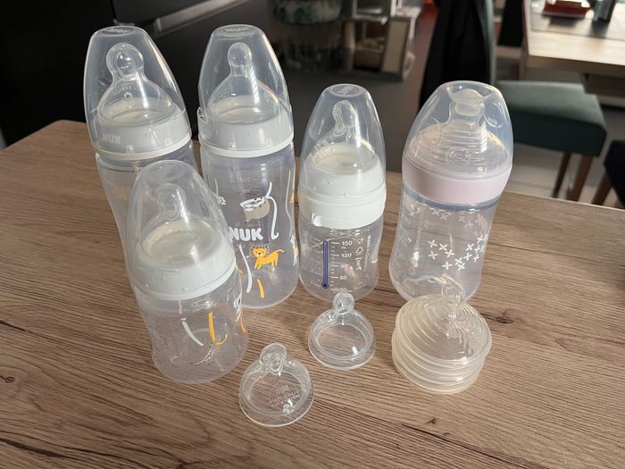 Lot de 5 biberons Nuk + tétines rechange