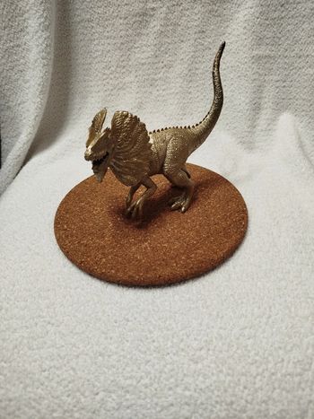 Dinosaure décoratif doré