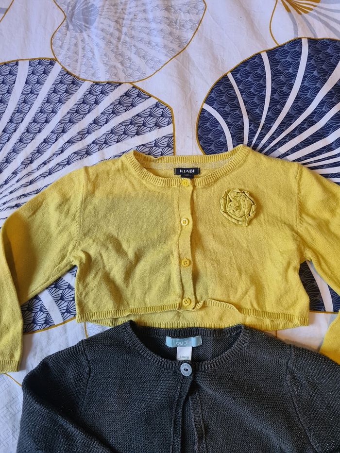 3 gilets. 18 mois. Kiabi, obaîbi. Noir. Gris. Jaune - photo numéro 4