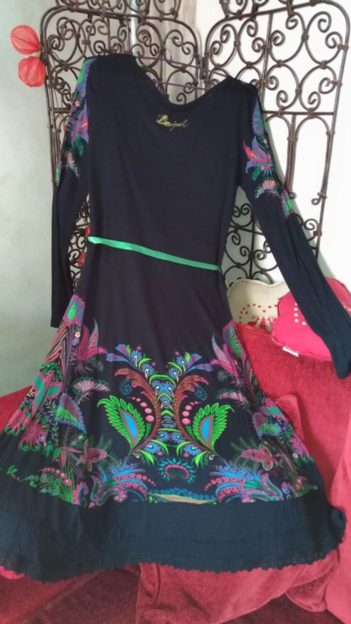 Robe Desigual noire avec ceinture verte. Très bon état. Taille M. Valeur 80€ - photo numéro 3