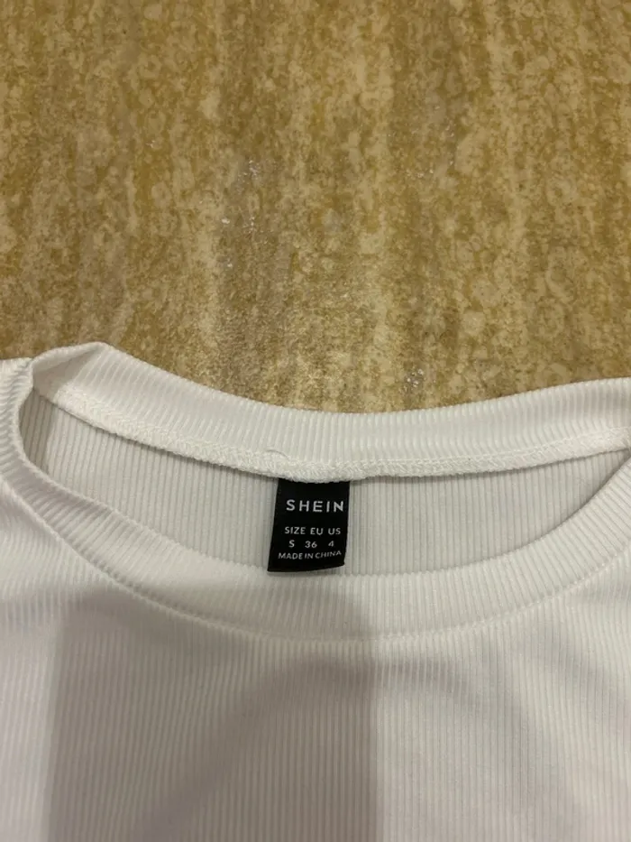 T-shirt SHEIN avec épaulette - photo numéro 2