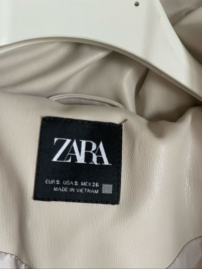 Doudoune en simili cuir beige Zara - photo numéro 2