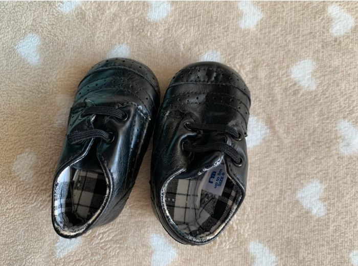 Lot chaussons noirs t18 et baskets bebe t21😺 - photo numéro 6