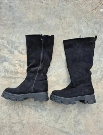 Bottes longues noir en suédine avec talon à semelles crantées