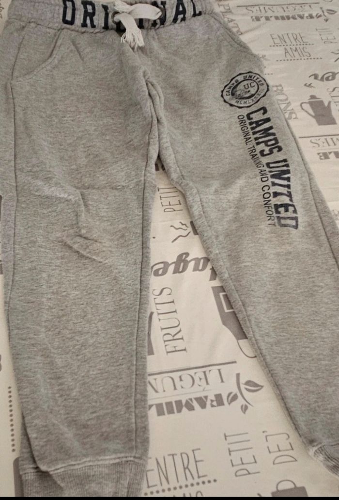 Vend 2 jean, 2 pantalon et 2 joggings garçon 10ans