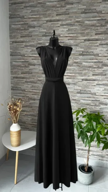 Robe noire fabriquée en France plusieurs positions pour soirées
