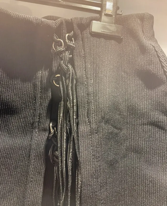 Jupe noire Morgan – taille S – détail lacets devant - photo numéro 3
