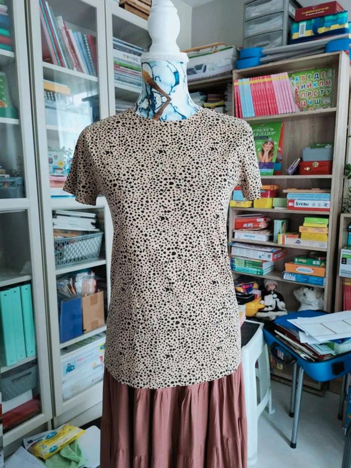 T-shirt  Stradivarius  beige imprimé pois noirs,  taille XS, allure  casual  chic