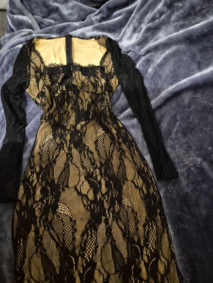 Robe de Soirée Longue Dentelle Noire et Nude - photo numéro 2